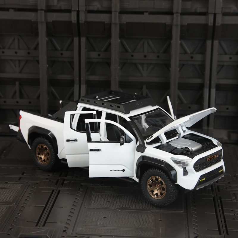 

1: 24 simulation Toyota Tacoma Alloy Car Model doors and the front hood and trunk door can be opened has sound and lighting