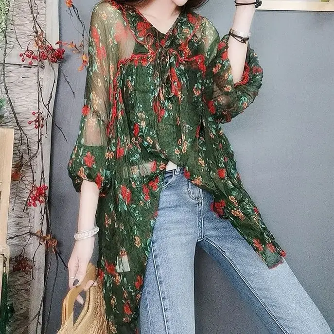 New European Loose and Slimming Printed V-neck Top for Summer 2024 with a Stylish and Age Reducing Versatile Women\'s Shirt Trend