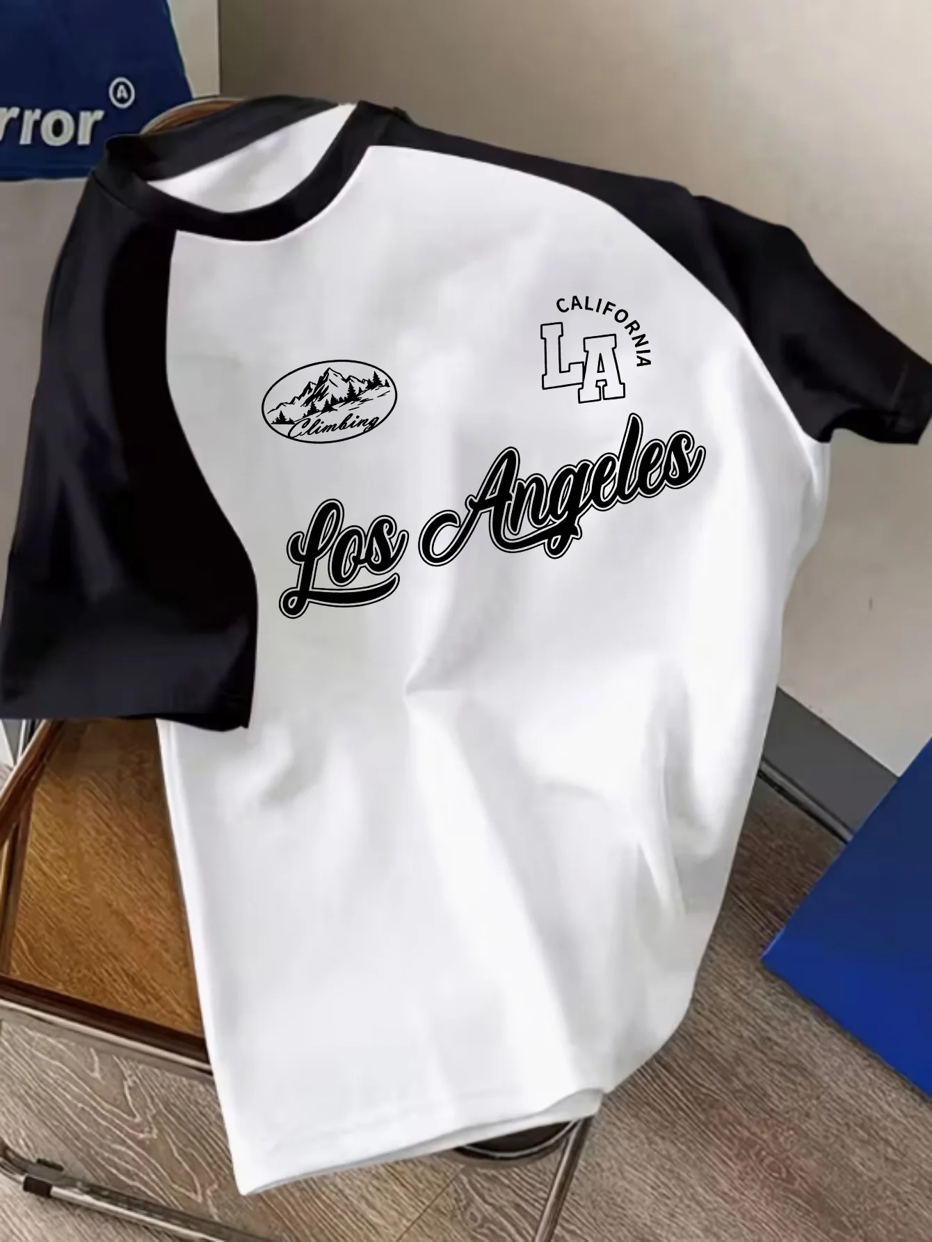 Retro City La Print Black and White Raglan Sleeve Two-Tone Short-Sleeve T-Shirt, Round Neck Loose Fit with Dropped Shoulders, Breathable and Comfortable Fabric, Suitable for Outdoor Sports and Leisure.