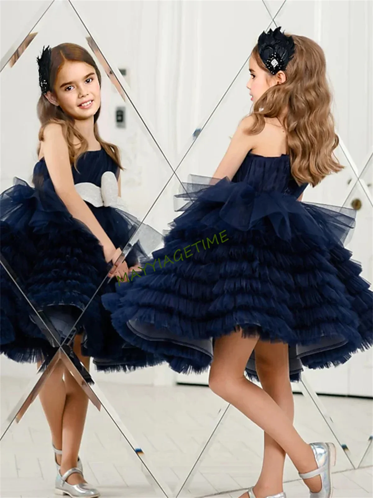 Dark Navy Princess เข่าความยาวชุดสาวดอกไม้สําหรับงานแต่งงานชุดราตรี Tulle ฉัตรแขนกุดหนึ่งไหล่โบว์