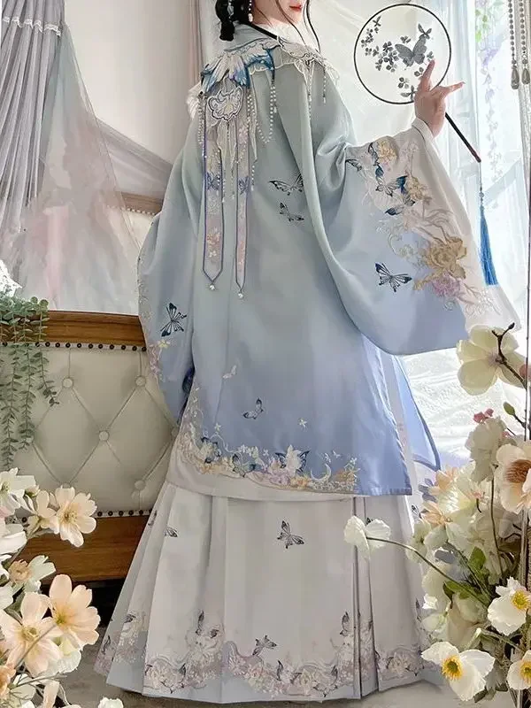 مجموعة أزياء Hanfu النسائية من سلالة مينغ المطرزة برقبة واقفة معطف طويل على شكل سحابة كتف وجه الحصان مكون من ثلاث قطع