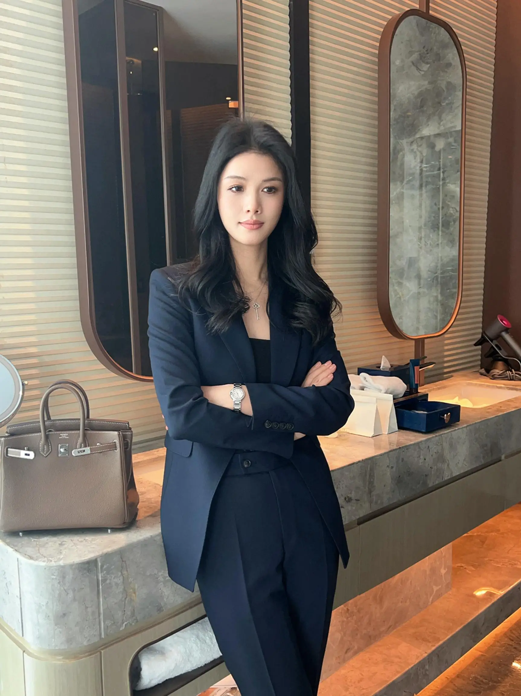 

Новый костюм-двойка 2024 года: приталенный, с асимметричным однобортным пиджаком и брюками-палаццо, женский, королевский синий, модный деловой костюм, длинный рукав, длинные брюки