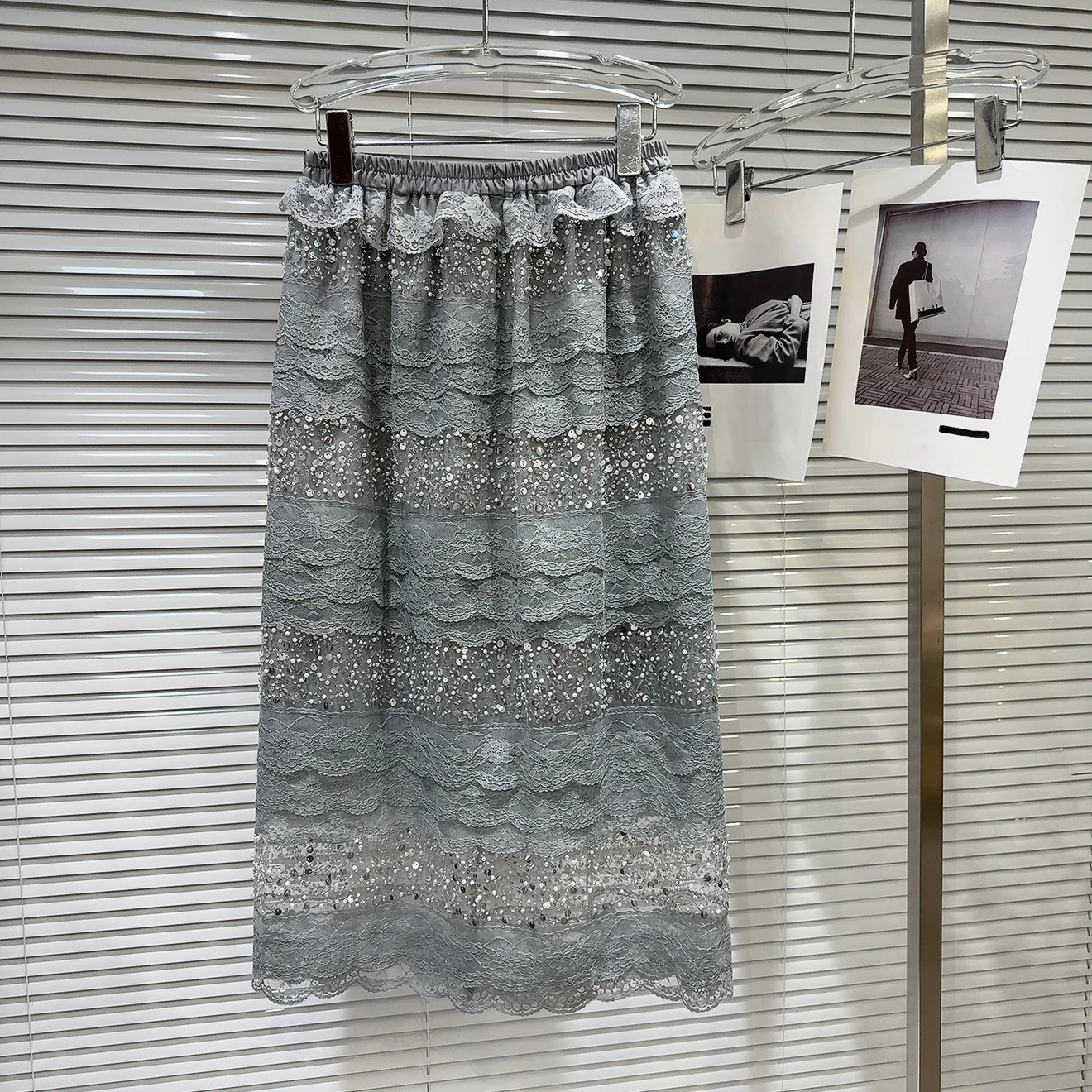 تنورة متوسطة الطول من الدانتيل اللامع بحافة متوسطة الطول تنورة كعكة نصف طول أنيقة على طراز نسائي مع بطانة داخلية تصميم متوسط ...