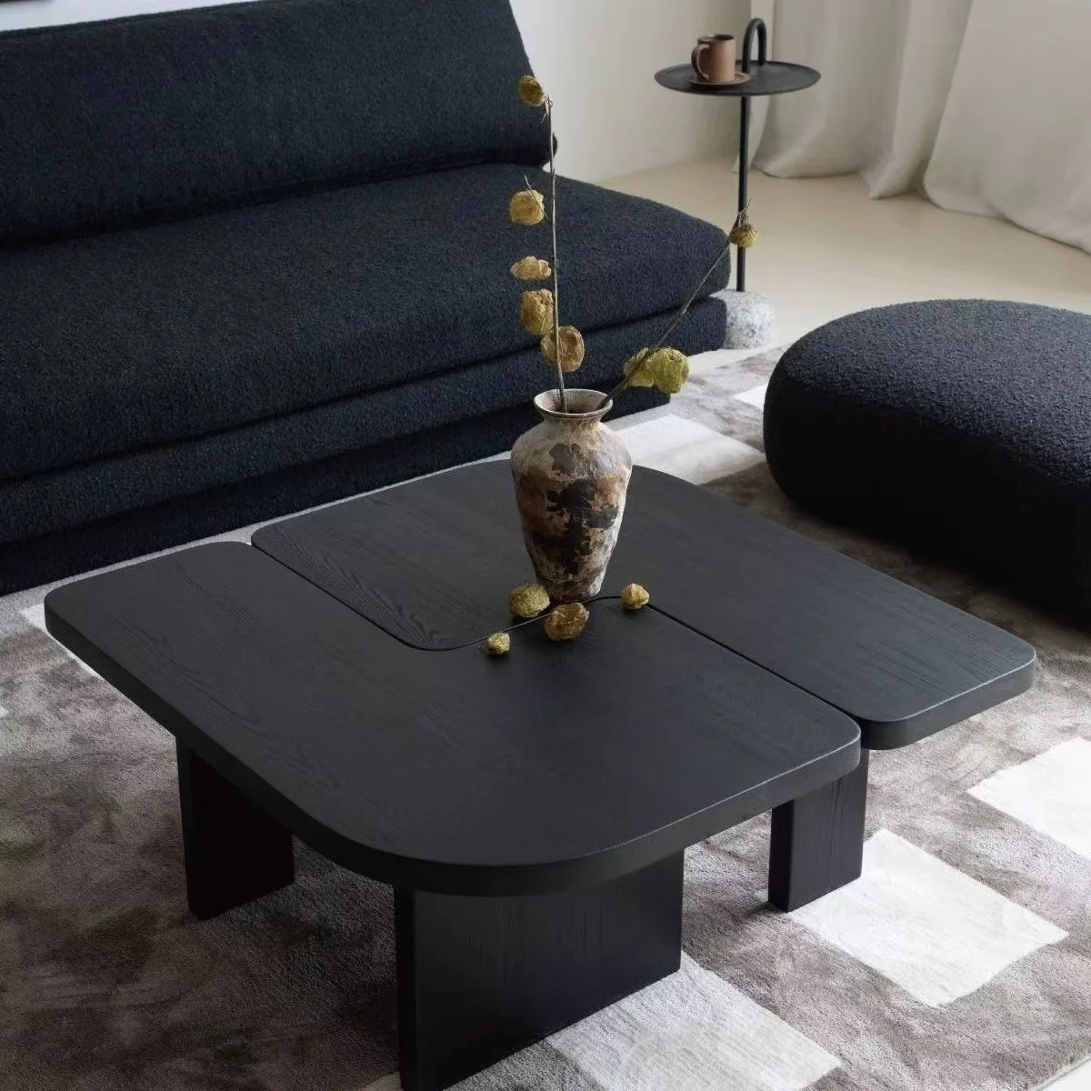 

Современный журнальный столик из массива дерева в стиле минимализм для небольшой квартиры и гостевого дома, необычной формы, для комбинированной обстановки в столовой.