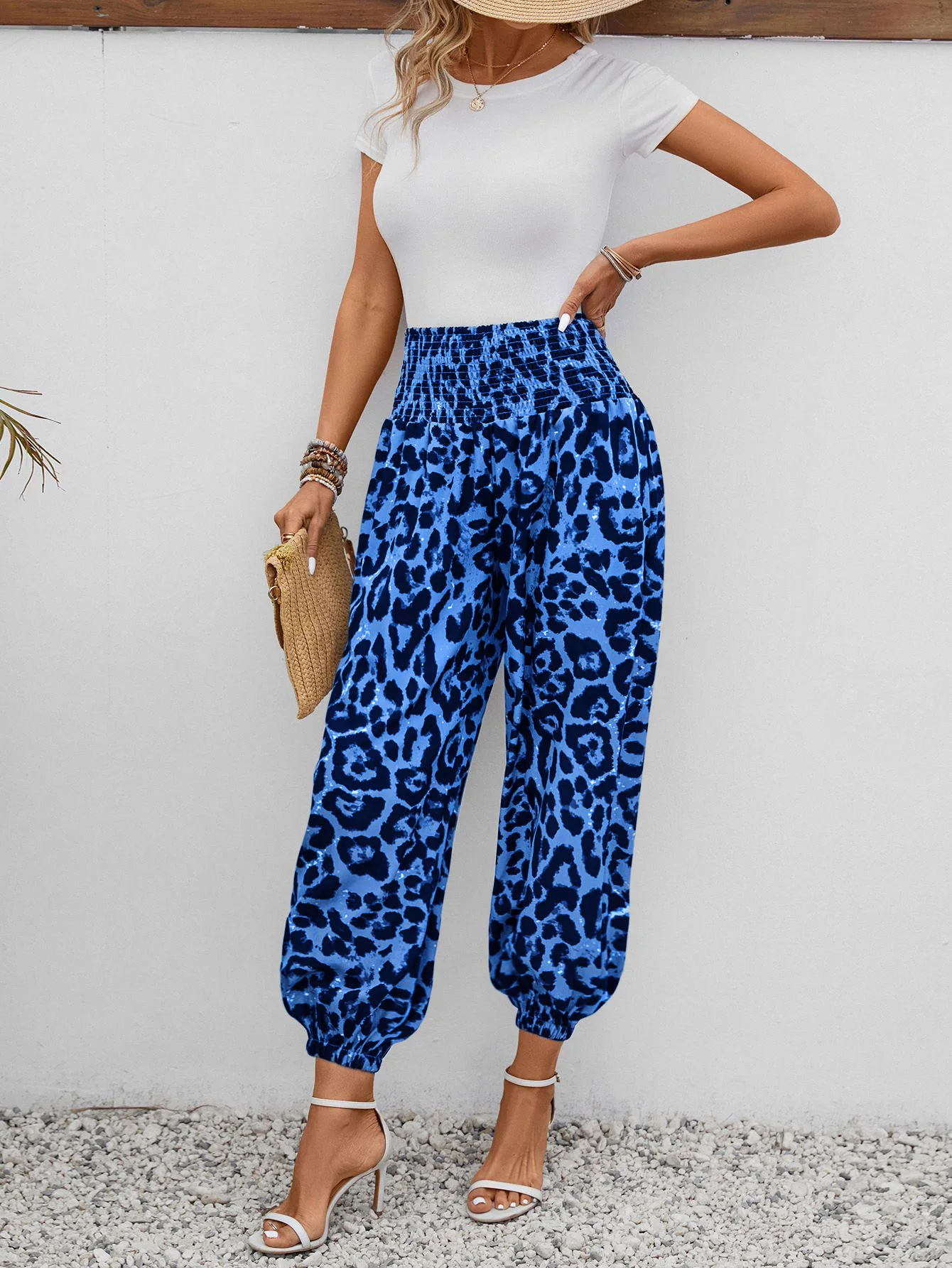 

Женские брюки-шаровары с леопардовым принтом, высокой талией, эластичным поясом и манжетами на щиколотках – стильные и удобные для летнего повседневного образа