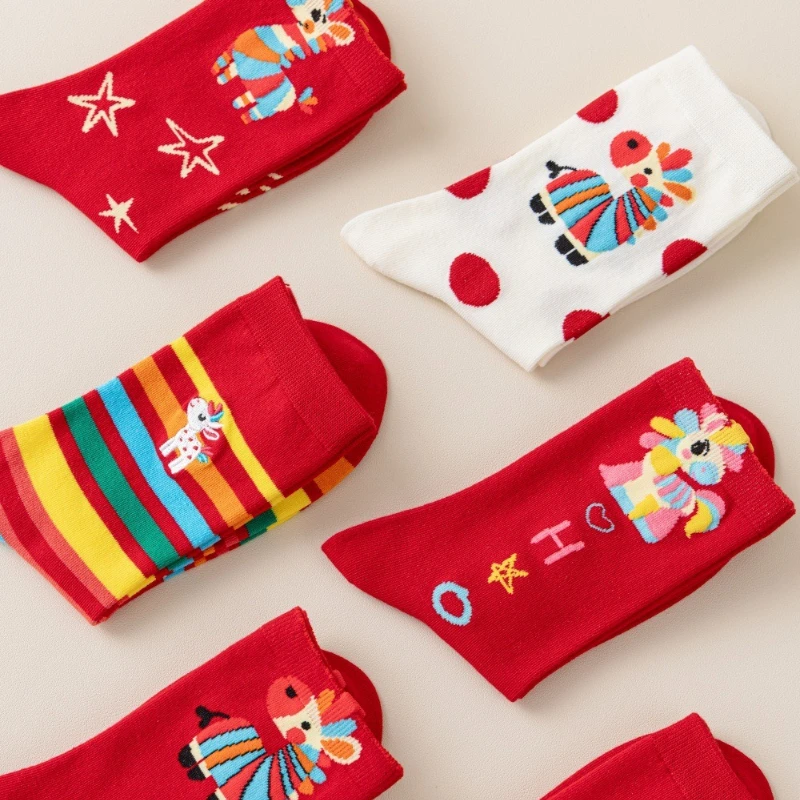 جوارب زودياك حمراء بدون خياطة مع حصان قوس قزح - جوارب متوسطة الطاقم مطرزة بالحظ لعام 2026 للنساء، جوارب لطيفة للعام الجديد #1