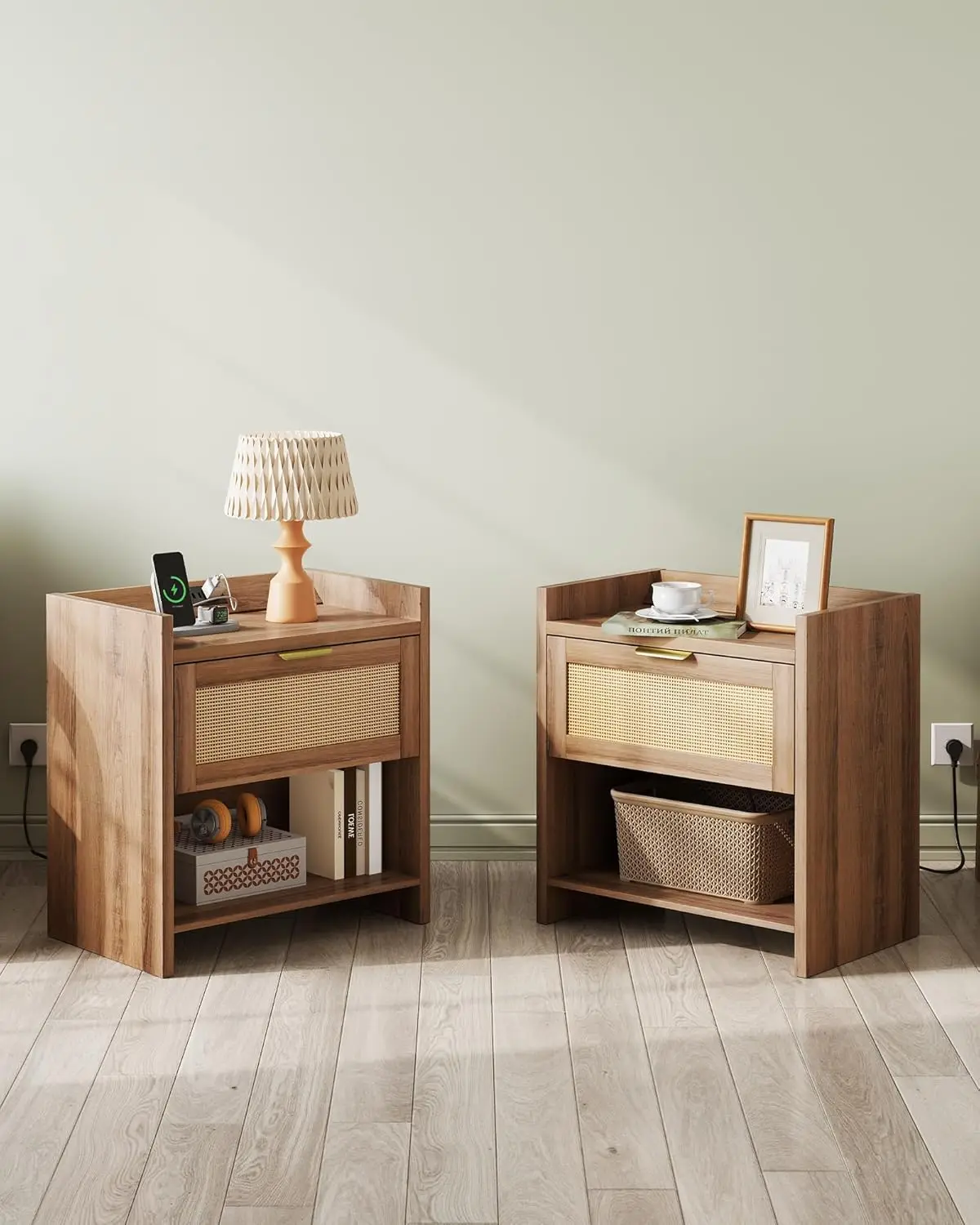 طقم طاولات ليلية من الروطان مكون من 2، طاولة جانبية لسرير بوهو مع محطة شحن ودرج