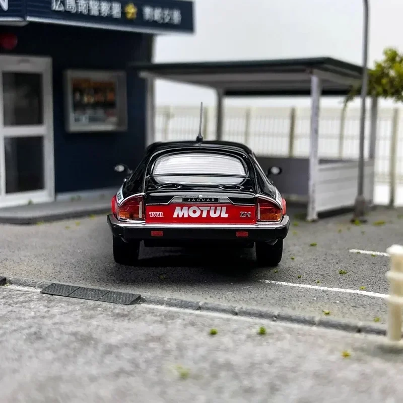 إينو 1:64 جاكوار XJ-S TWR # 3 نماذج محاكاة مصنوعة من السبائك، مجموعة ألعاب زخرفية للأطفال، لهدايا العيد للأطفال.