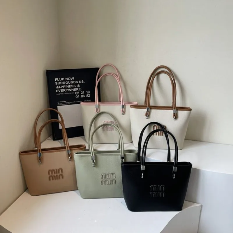 

Уникальная модная сумка-мессенджер с логотипом в виде буквы, идеально подходит для шопинга, также служит вместительной и стильной сумкой для подгузников.