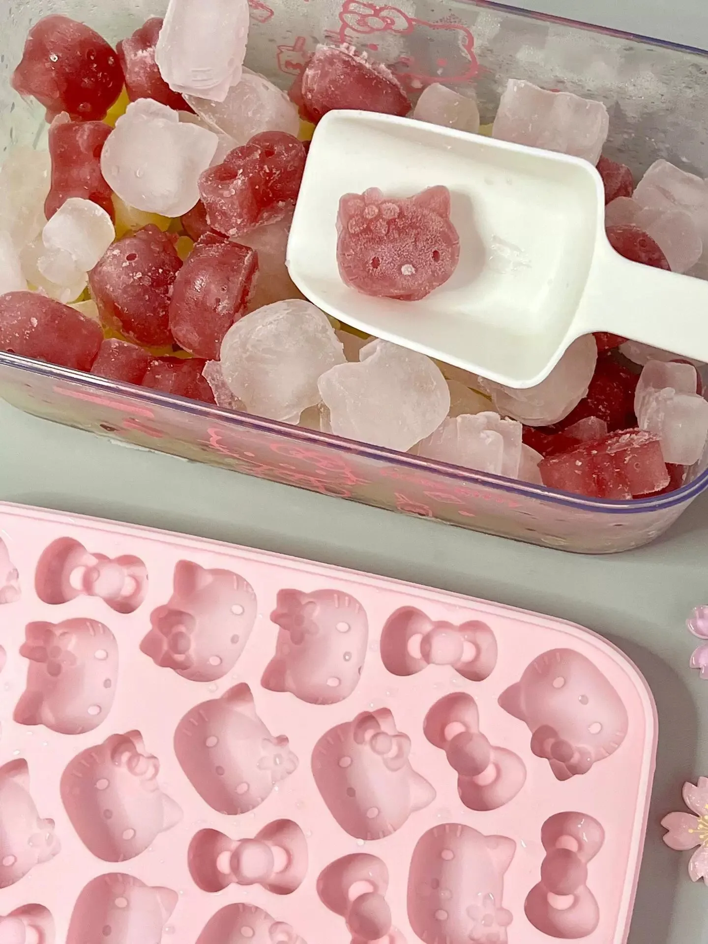 Sanrio Hellokitty Eiswürfelform mit Deckel, DIY Cartoon-Druckknopf-Silikon-Eisaufbewahrungsbox, geeignet für Haushalts-Eismaschinen – Detail 6