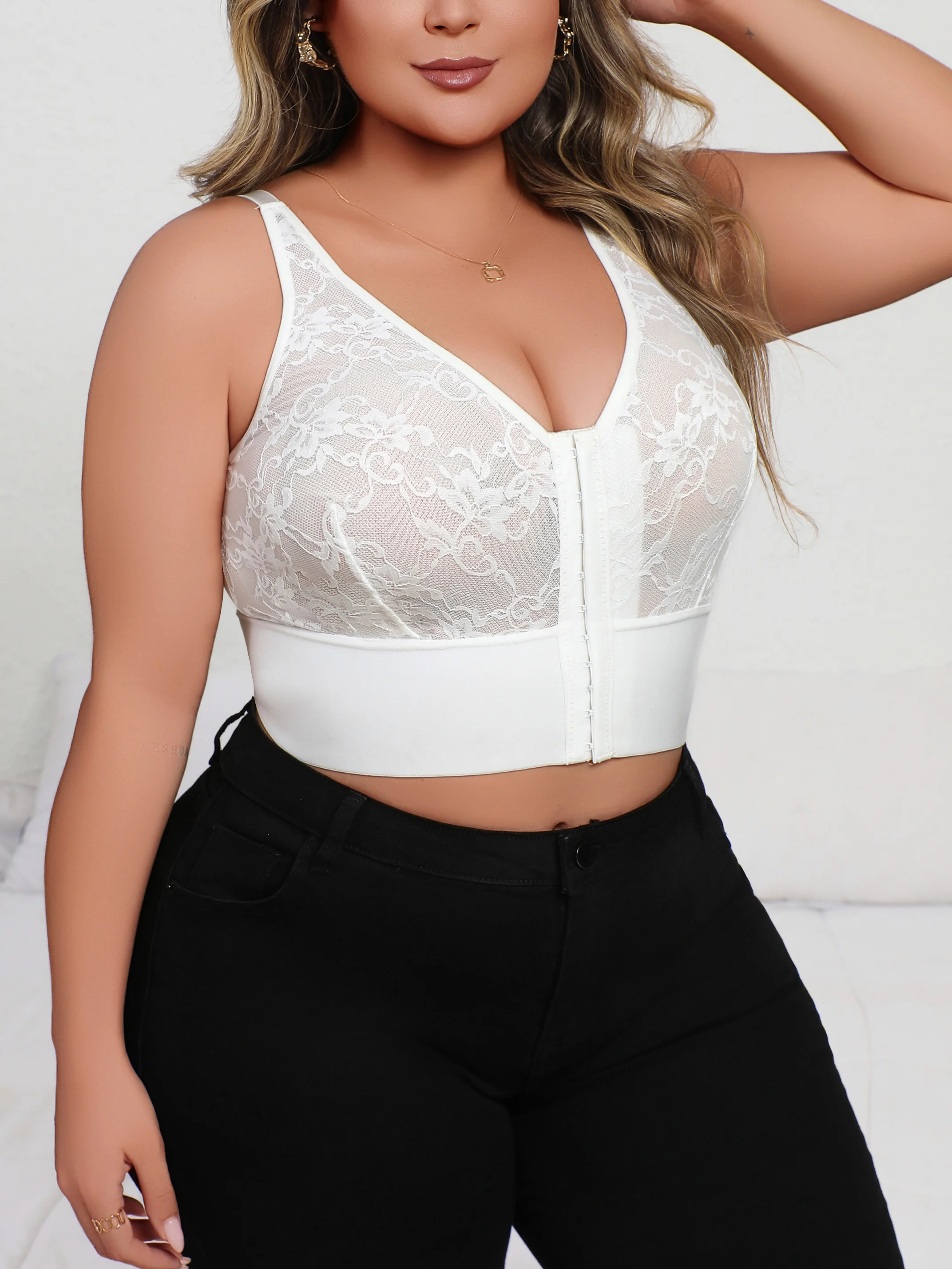 lingerie-plus-size-de-renda-em-v-profundo-sutia-transparente-com-ziper-frontal-costas-abertas-e-suporte-modelador