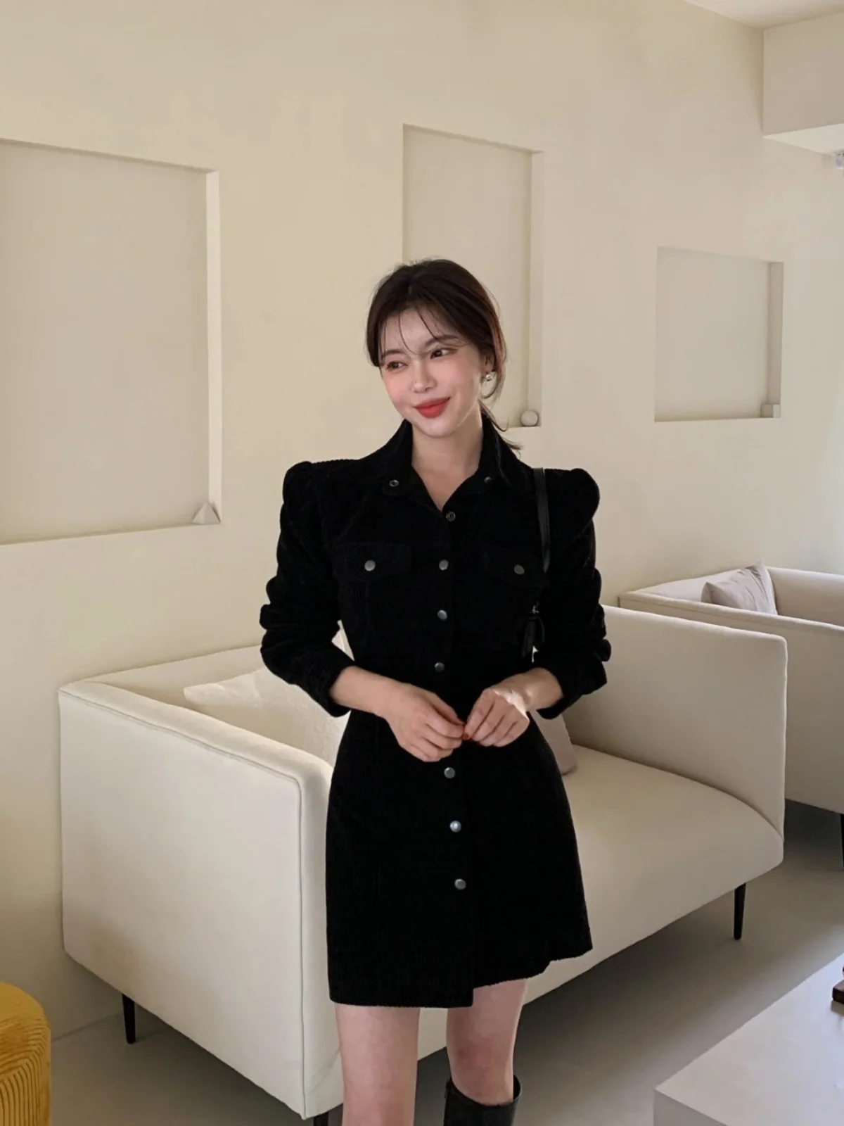 Vestido de Corduroy Chic F Moda de Outono 2024 Novo Retro com Gola Reversível e Botão Único Cintura Alta Vestido Preto...