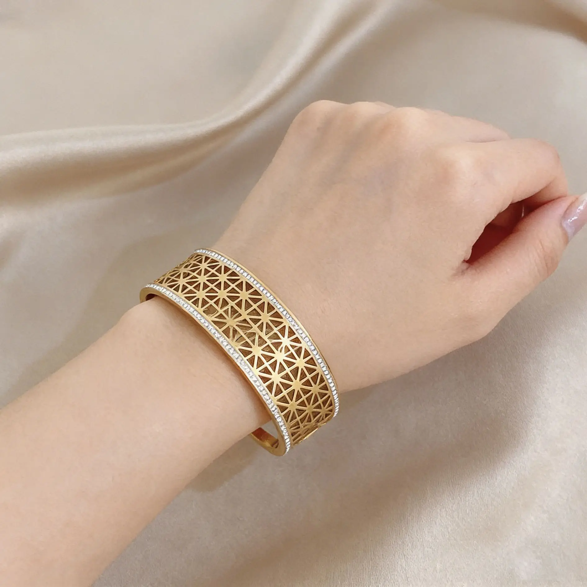 

Freetry Artistic Grid Intersection Stainless Steel Bracelet for Women Hollow Waterproof Gold Plated Spring Bangle Jewelry Gift