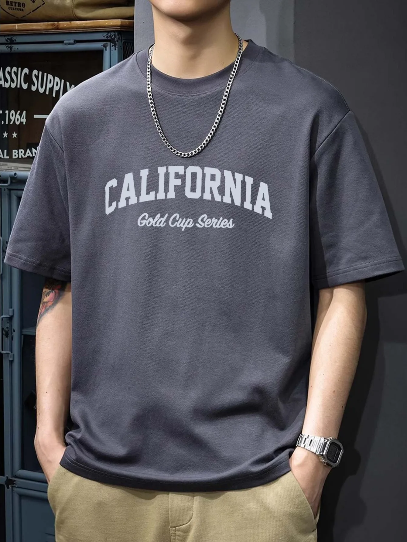 تي شيرت رجالي كاجوال فضفاض من القطن الخالص بنسبة 100% بنمط حروف كاليفورنيا مطبوع مريح برقبة دائرية وأكمام قصيرة