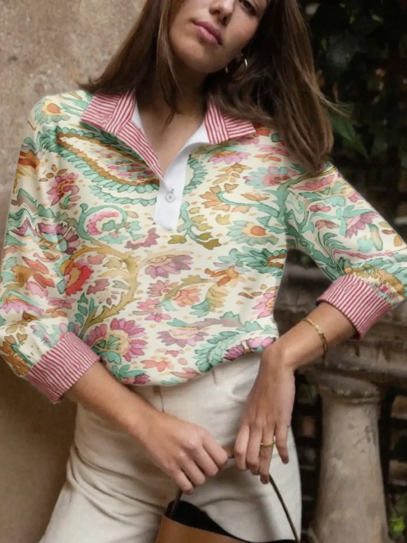 เสื้อเชิ้ตลำลองลายทางสำหรับสุภาพสตรี คอเสื้อลายทางหลากสี พร้อมลายเสื้อแบบกระดุมครึ่งตัว โรปา วินเทจ ฮอมเบร