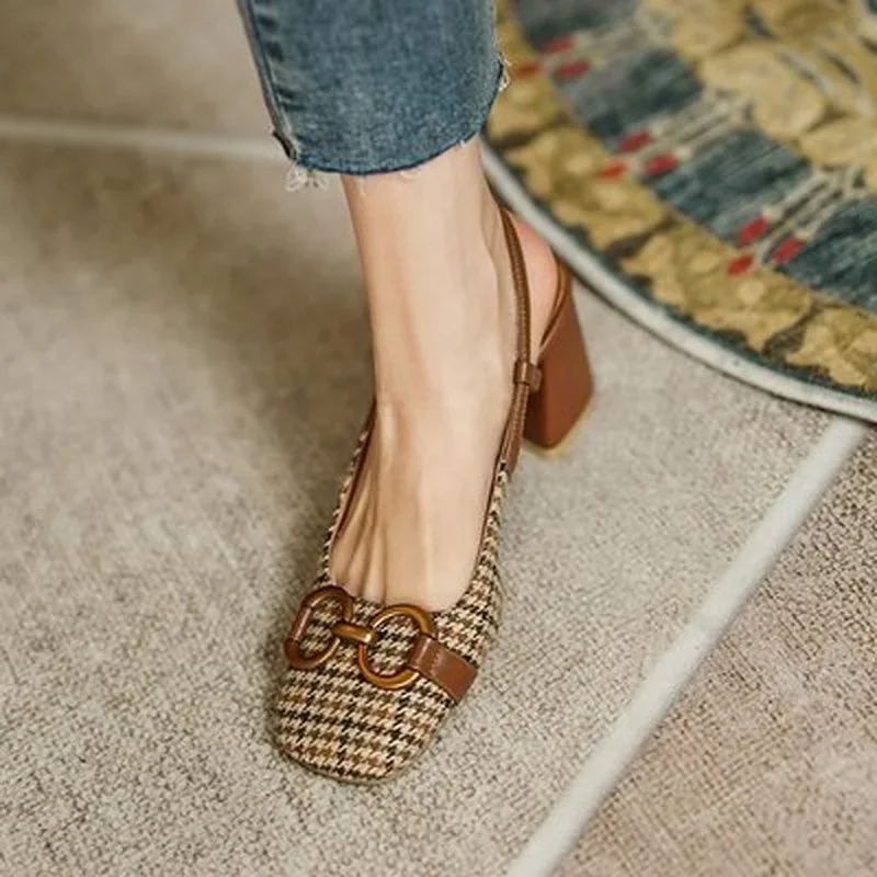 Damskie buty na wysokim obcasie z metalową ozdobą Letnie czółenka z kwadratowymi noskami dla kobiet Vintage Plaid Buckle Lady Sandals Mid Heel