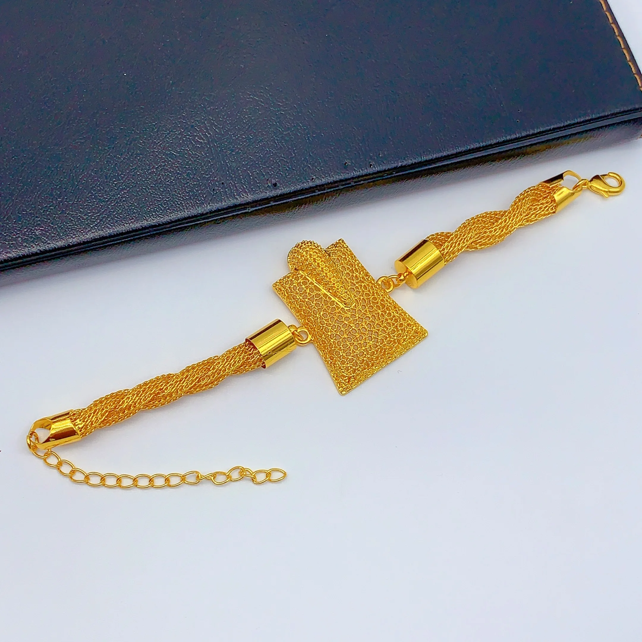 Luxuriöse afrikanische 24k vergoldete Schmucksets für Frauen, indische Brautschmuck-Sets aus Dubai mit gedrehter Kette, Halskette und Ohrringen, Hochzeitsschmuck im Großhandel. – Detail 5