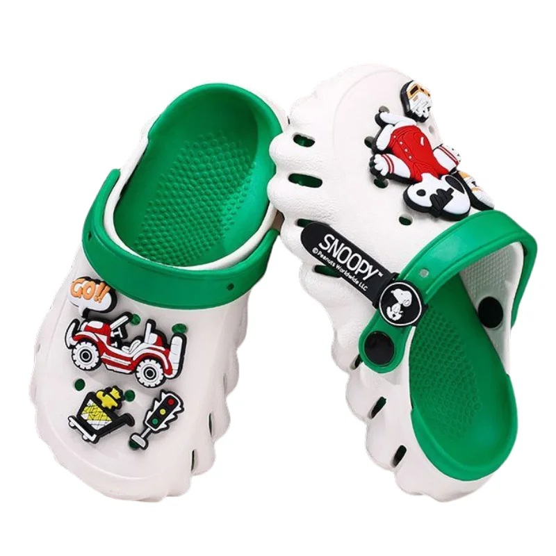 อุปกรณ์ต่อพ่วงอนิเมะ Snoopy Peanuts บุคลิกภาพความคิดสร้างสรรค์การ์ตูนเด็กชายและเด็กหญิงดูดีและสามารถสวมรองเท้าแตะข้างนอกได้