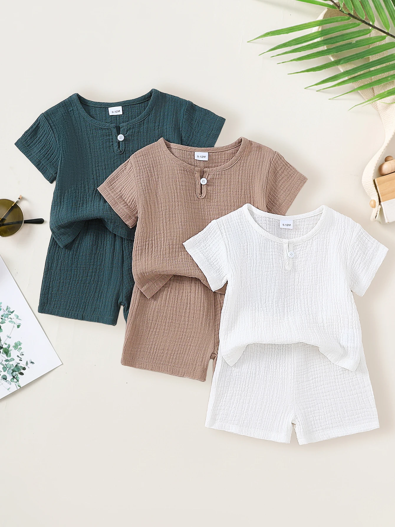 

Комплект из 6 предметов для малышей: 3 предмета с коротким рукавом + шорты, простой повседневный стиль, темно-зеленый хаки + белый