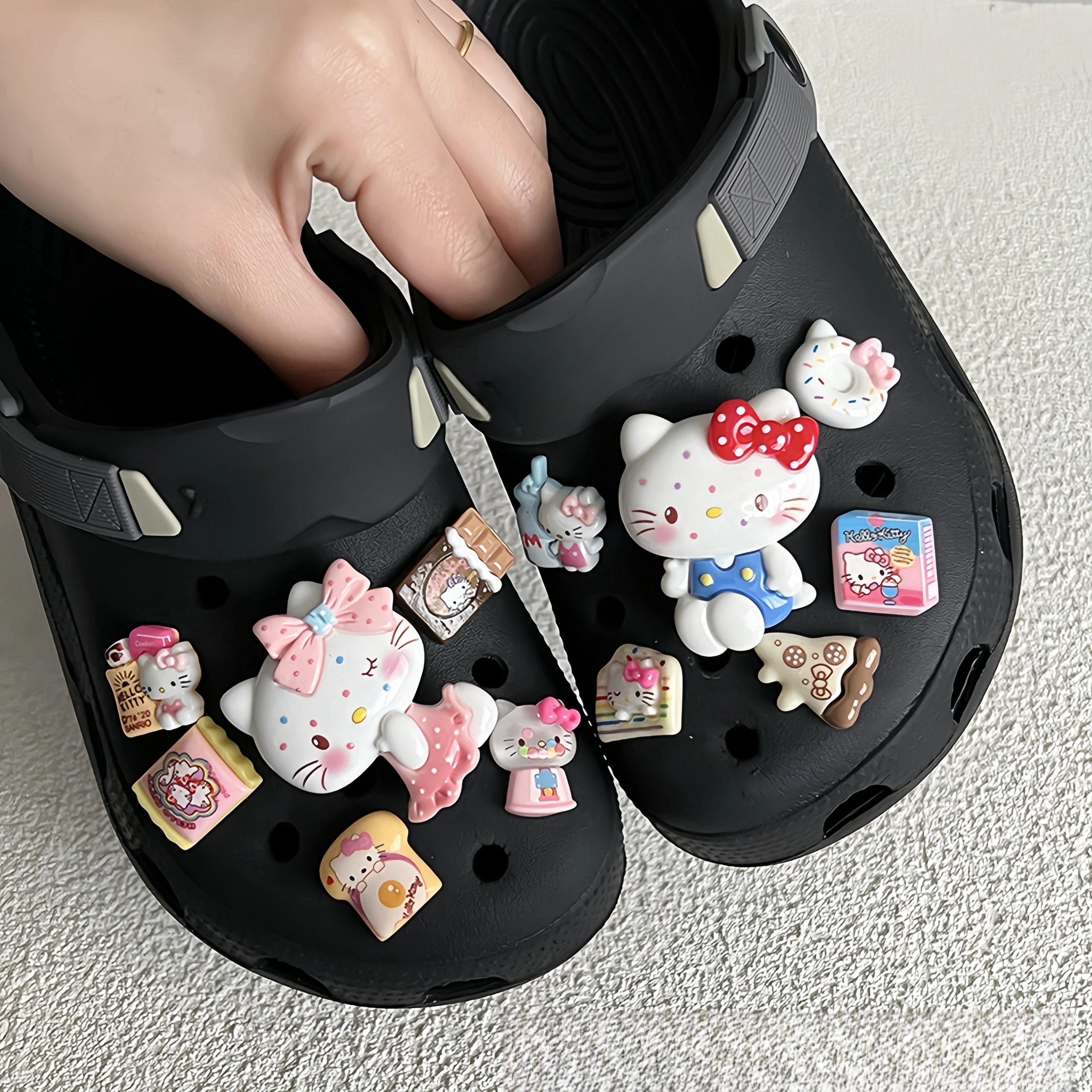 MINISO sepatu kartun Hello Kitty Pink aksesoris sepatu Resin 3D pesona Strip pedas sandal musim panas mode lucu bakiak gesper sepatu