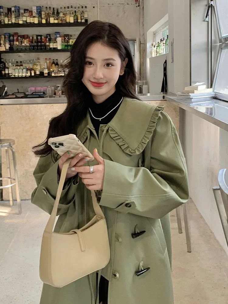 Modny płaszcz trencz na wiosnę i jesień 2025 dla kobiet o niskiej statura, w stylu koreańskim, luźny, casualowy płaszcz z guzikami z rogu, wykończeniem z koronki, długość midi.