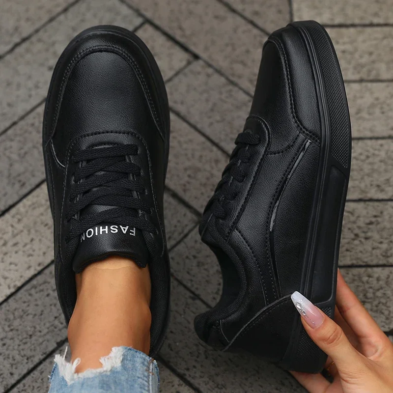 

2025 Fashion Women's Black Sneakers Stylish Low Top Design Comfortable Lace Up Fit Versatile Casual Shoe Trendy Fashion Footwear