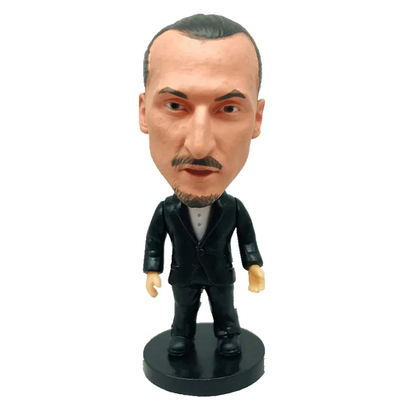 La colección exclusiva de Soccerwe presenta estrellas de fútbol en trajes formales y figuras de acción en miniatura en exhibición en esmoquin.