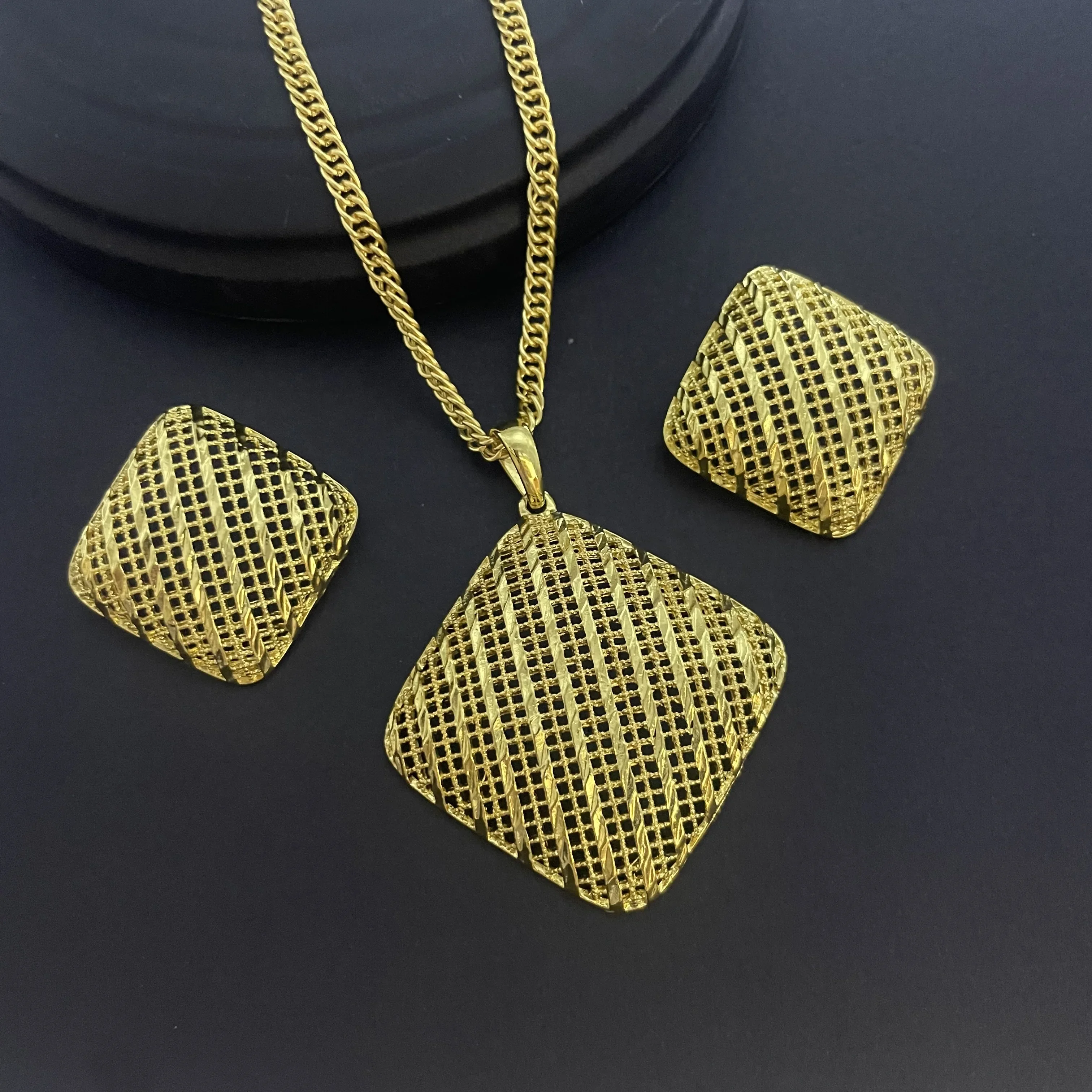 Set di gioielli in rame a due pezzi placcati in oro 24 carati India Dubai Jewelry orecchini con collana con geometria deformata in oro