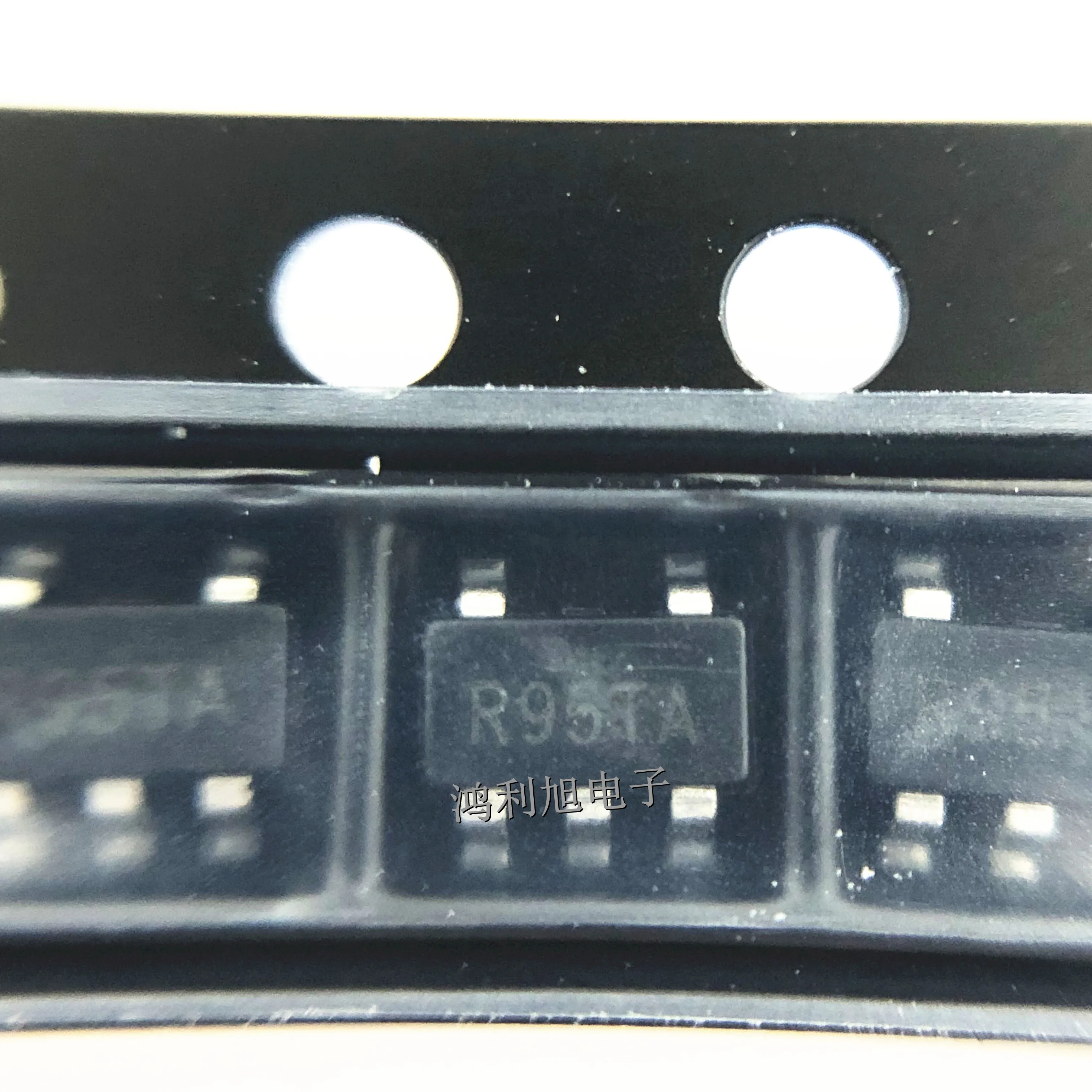 20pcs/Lot AP331AWG-7 SOT-23-5 MARKING;R9 Analog Comparators 2V-36V 2.5mA 2V-36V 2.5mA Operating Temperature:0 C-+ 70 C