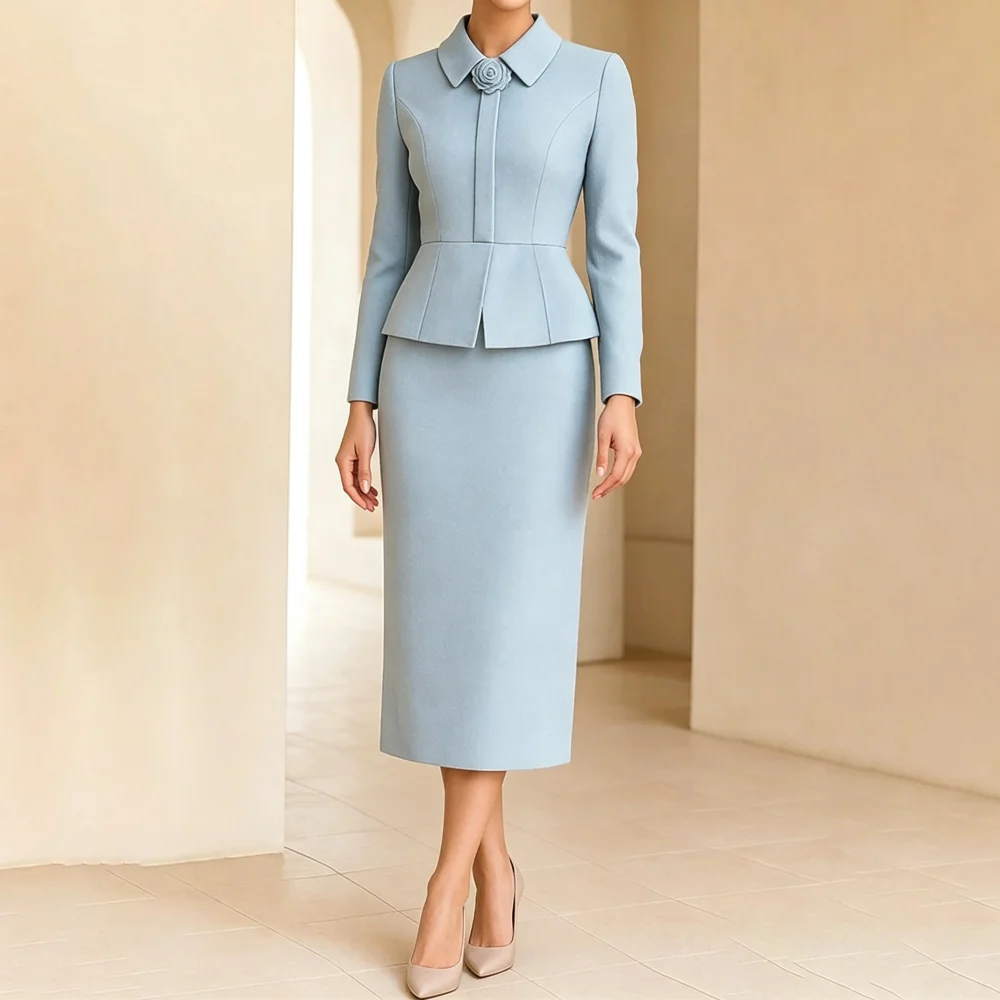 Maßgeschneiderte Kleider für die Brautmutter in Hellblau, zweiteiliger Rockanzug mit Kragen, formelles Abendkleid für Hochzeitsgäste mit Rosenbrosche