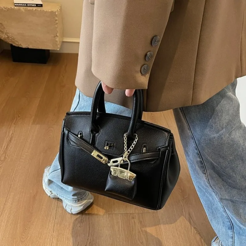 

Elegant Ladies Bag With Subtle Sheen Finish Underarm Shoulder Bag For Cocktail Parties And Anniversary Dinners