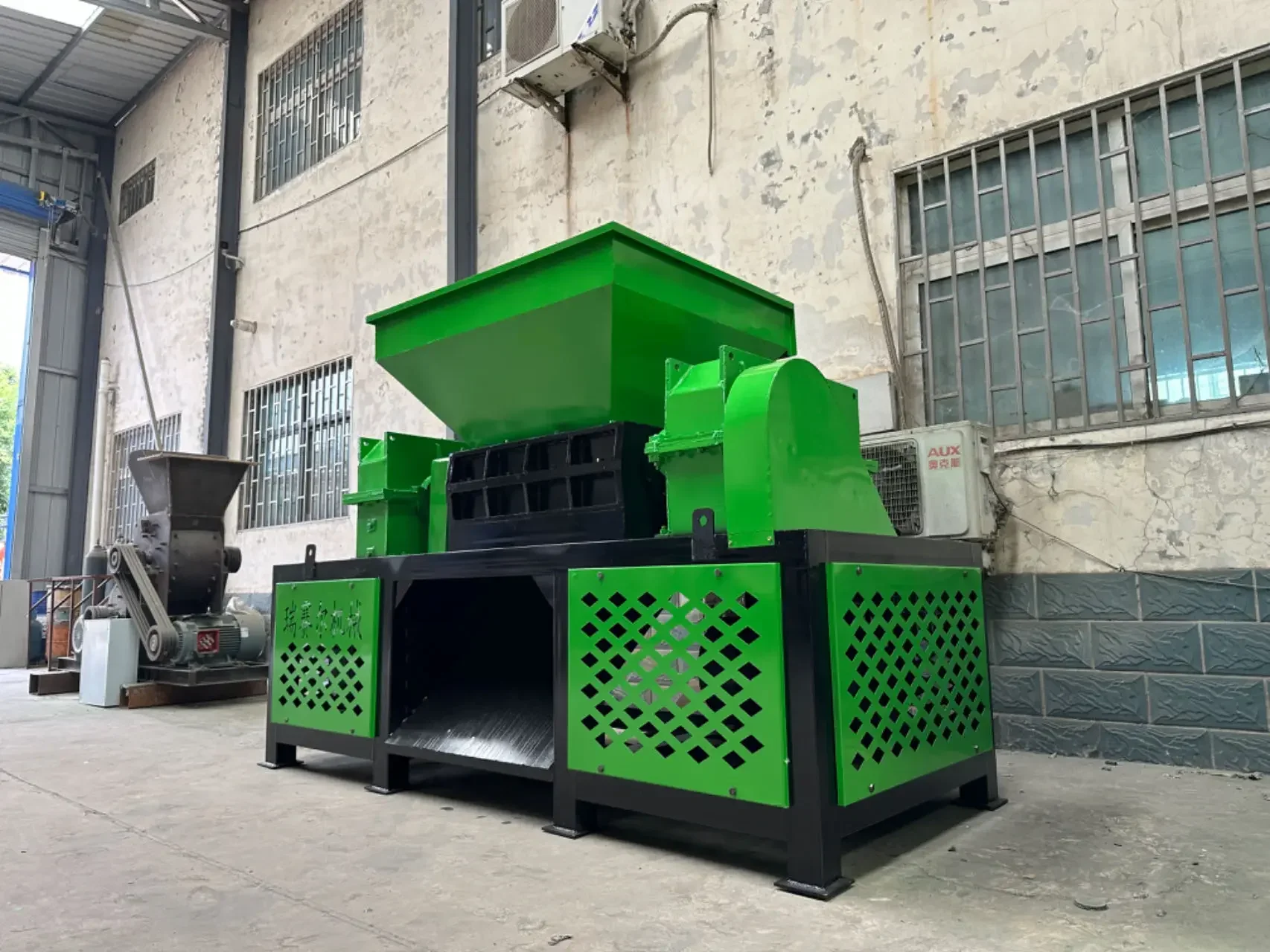 Rubber scrap Double Shaft shredder machine Automatic Car Tire Recycling Machine