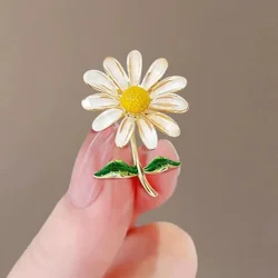 Temperament Enamel Daisy Flower Brooches For Women Girls Delicate Shiny Daisy Flower Lapel Pins Fashion Elegant Floral Badge