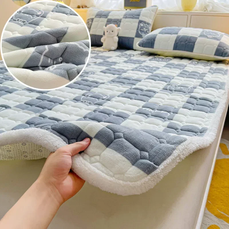 

Warm Mattress Topper Quilted Bed Mat Cover Velvet Bed Linen Plaid Mattress Protection Pad матрасы для кровати (No Pillowcase)