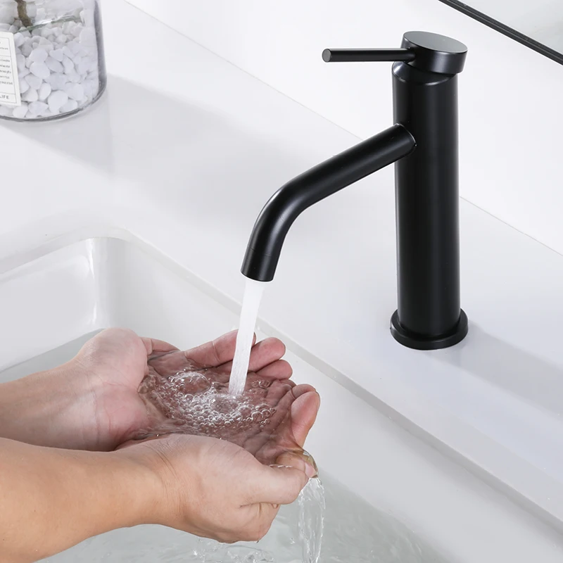 ก๊อกน้ำอ่างล้างหน้าแบบติดตั้งบนเคาน์เตอร์ รุ่นโมเดิร์น แบบน้ำเย็น 1 หัวก๊อก 1 รู หมุนได้ 360 องศา °   ก๊อกน้ำอ่างล้างหน้าสีดำ