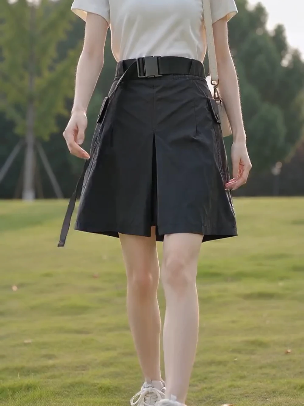 Damen High-Waist A-Linien-Shortsrock mit verstellbarem Gürtel, Seitentaschen & Schlitz am Saum – Schwarzes, vielseitiges Outfit für die legere Bürodame – Detail 5