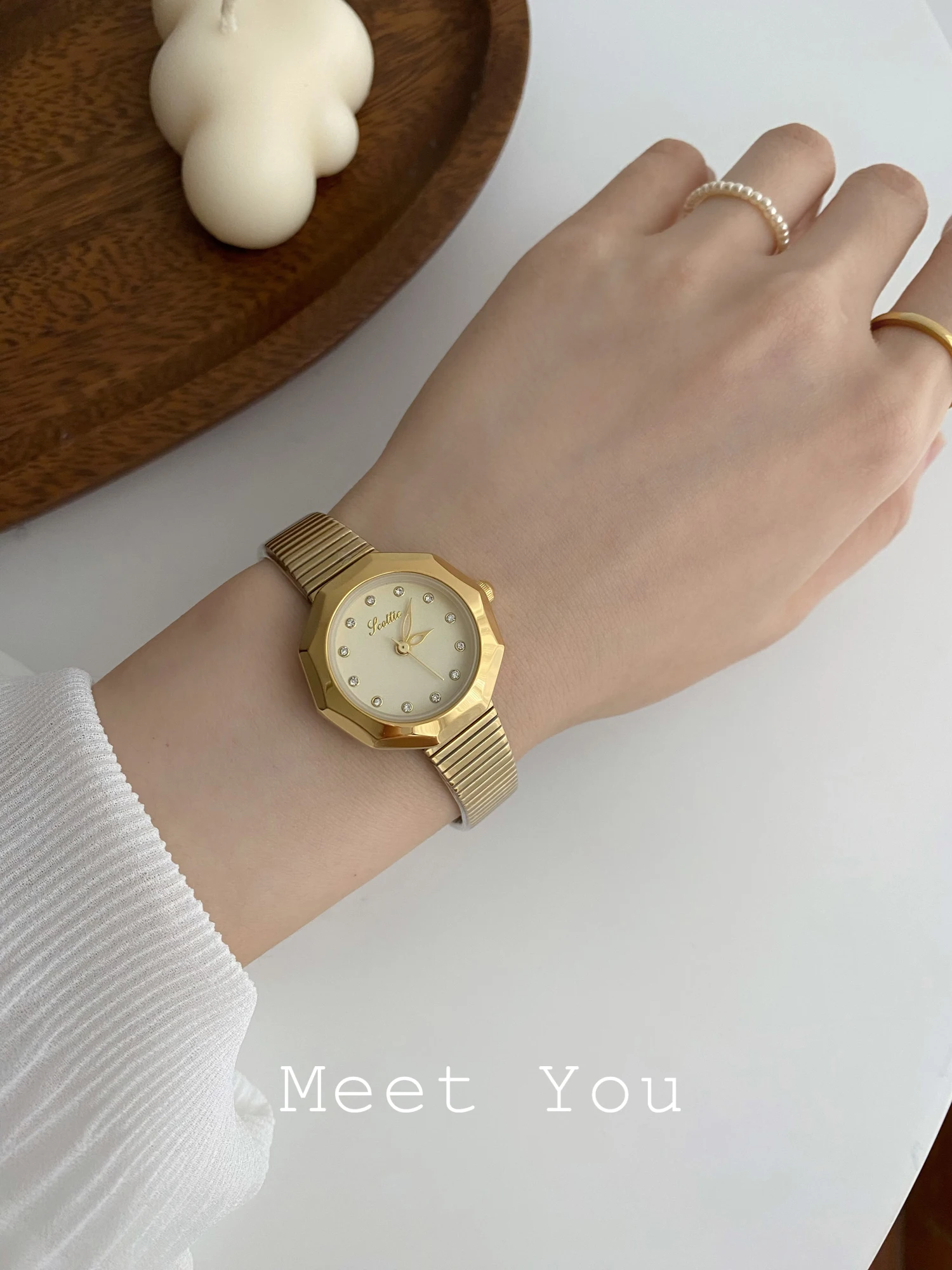

New light luxury retro-style minimalist high-end women's watch, exquisite and fashionable, a sophisticated gift for women.