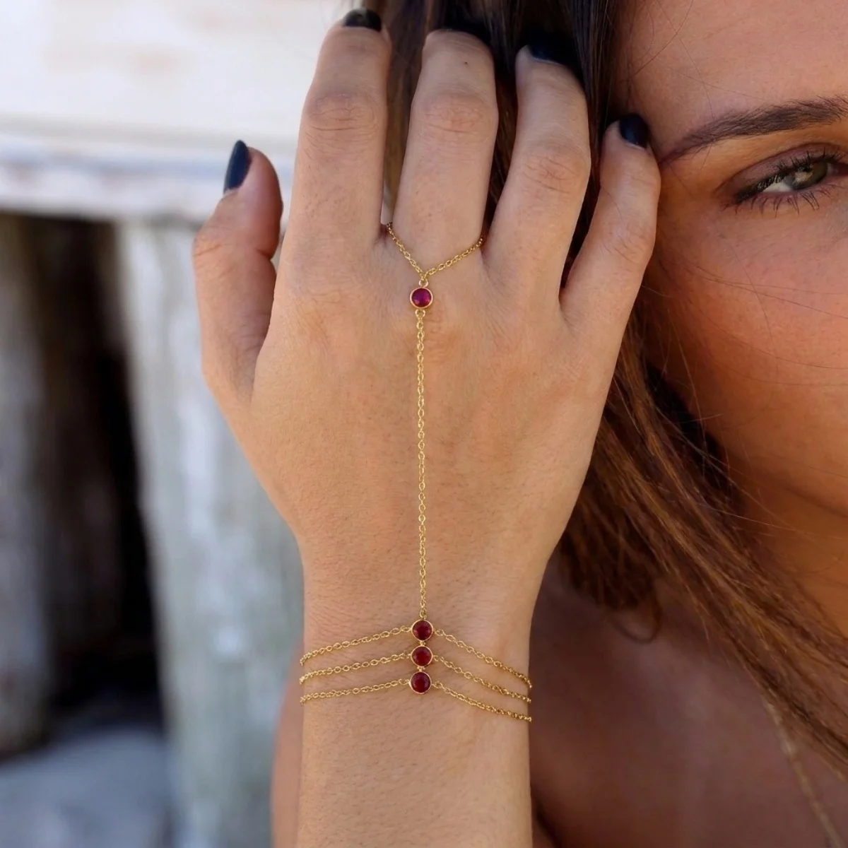 Edelstahlarmbänder mit roten Zirkonia-Steinen, dreischichtig, für Damen und Herren, runde Armreifen mit Strasssteinen, die Finger und Handgelenk verbinden, Party-Schmuck. – Detail 5