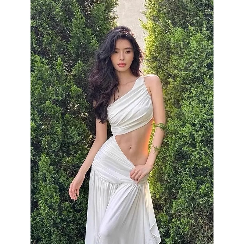 Aangepaste sexy uitgeholde schuine schouderjurk vrouwelijke buikdanskostuum geplooide taille cinching lange rok dameskleding