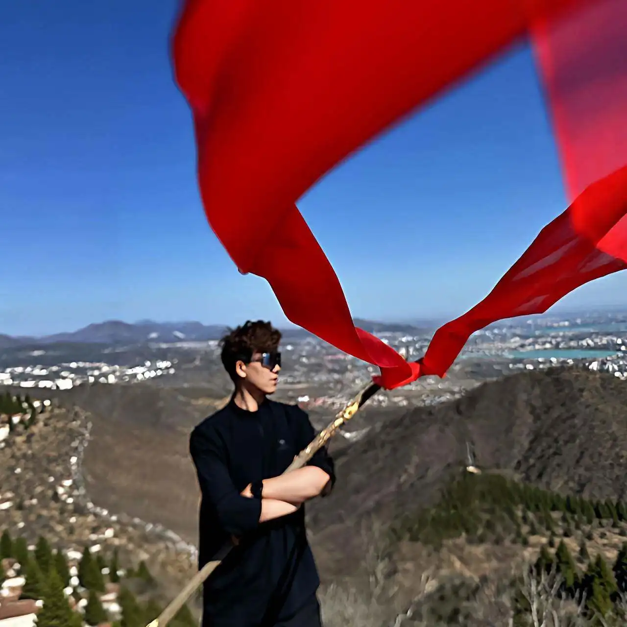 赤いサッシュ付き登山杖、屋外登山用小道具、雰囲気のある装飾シルクのリボン、ウォーキングスティック、家庭用布製diy