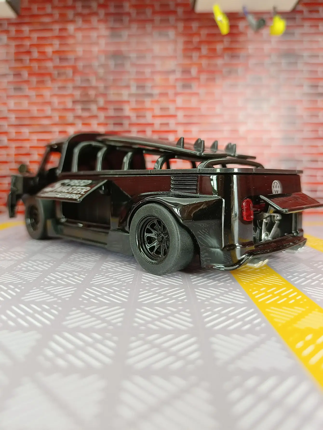 1:32 T1 wide body low slung alloy car model, car ornament, retro van, children's sound and light toy