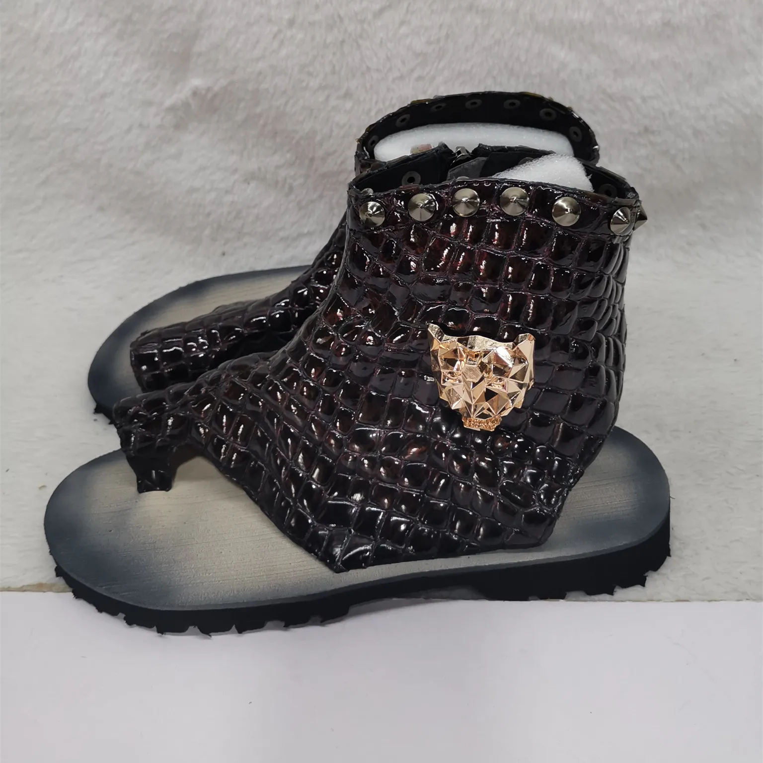 

Punk Rivet Metal Decor Cool Boots Summer Breathable Male Leisure Shoes Roman Style Snakeskin Pattern Flip-Toe Sandals for Men
