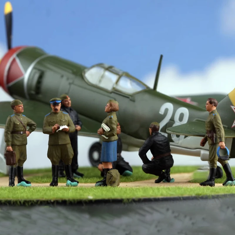 

1/72 Scale Flight Ground Crew And Pilot Resin Figure Set (7-Person Set) Suitable For Tank Helicopter Model Scenes Collectible