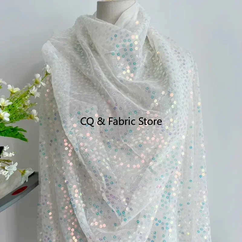 

Белая сетчатая красочная кружевная ткань с вышивкой блестками для шитья свадебного платья во дворе