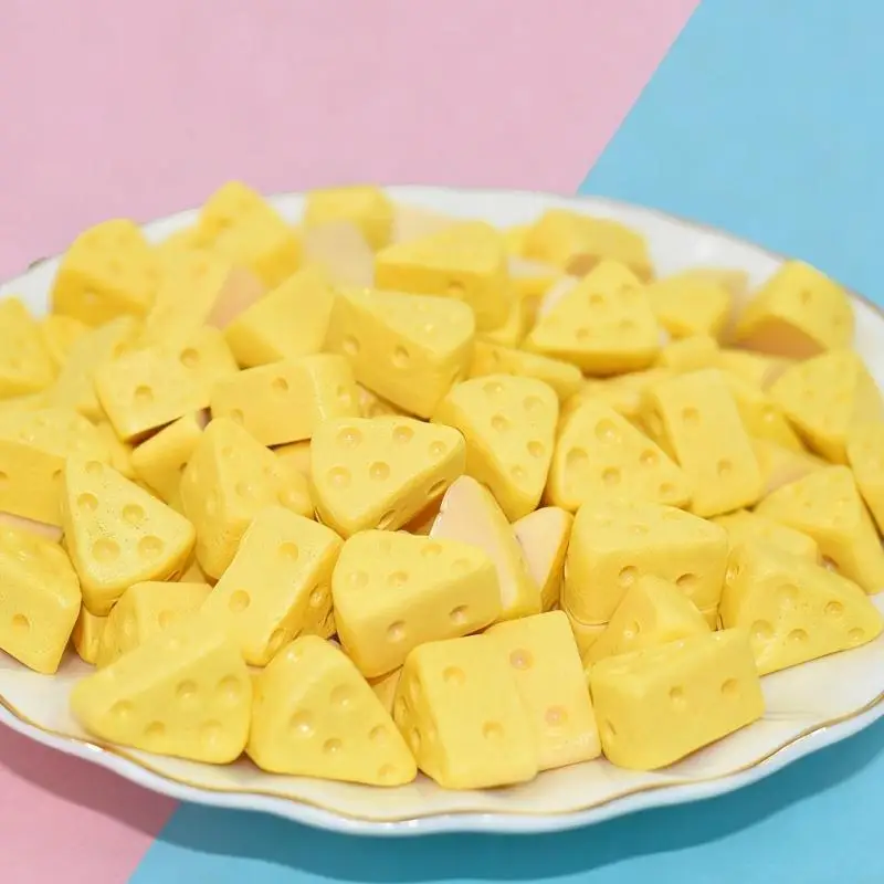 Realistyczny miniaturowy trójkątny sernik zagraj w jedzenie figurka zabawkowy Model z żywicy dla akcesoria do domu dla lalek ról