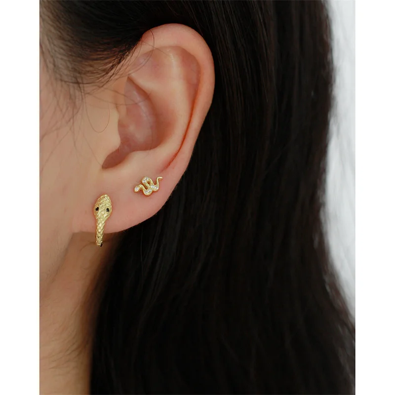 WOOZU 925 فضة شيك تصميم ثعبان الزركون المسمار أقراط من الخرز للنساء حفلة روك الشرير غرامة مجوهرات القوطية اكسسوارات