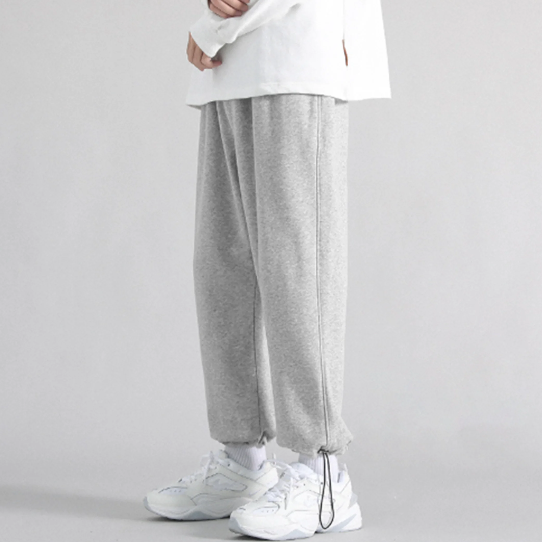 

Мужские толстые повседневные спортивные брюки с модными манжетами двух цветов, подходящие для весенних видов спорта на открытом воздухе и машинной стирки.