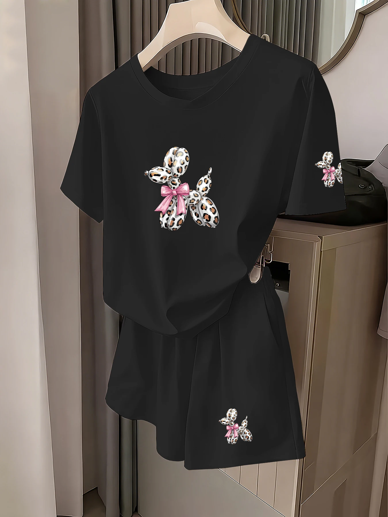 

Sweet and Spicy Girly Style Leopard Print Bowknot Balloon Dog Print Short-Sleeve Set for Women, Loose Fit, Slimming, Stylish, Casual, Fashionable, Versatile T-Shirt and Shorts Two-Piece Set, Daily Streetwear Outfit, Women's Clothing