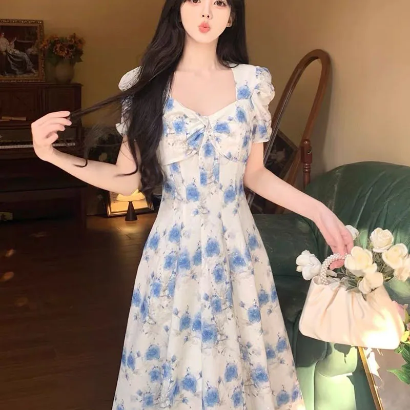 فستان جميل بياقة مربعة وأكمام منتفخة ومطبوع عليه زهور ملابس نسائية لصيف 2025 فساتين كورية فضفاضة جديدة بأكمام قصيرة