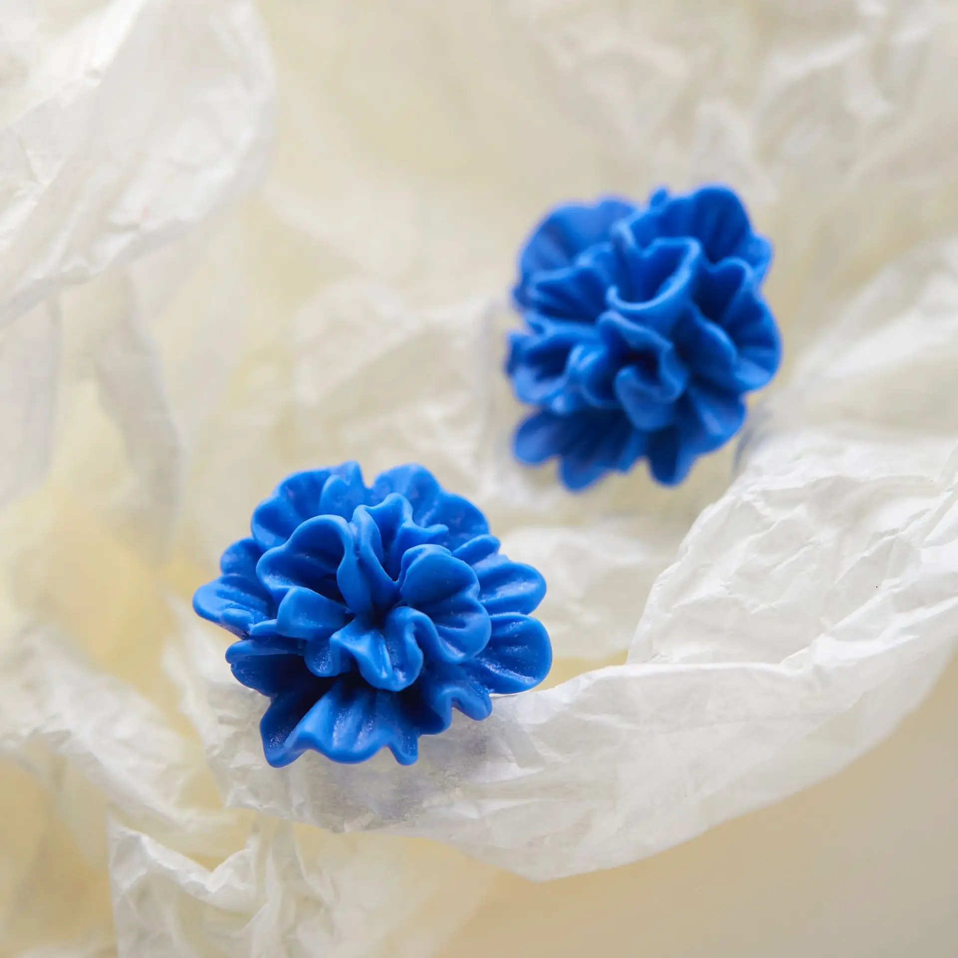 Blue three-dimensional pleated flower personalized earring earrings, female mosquito repellent coil ear clip without ear hole